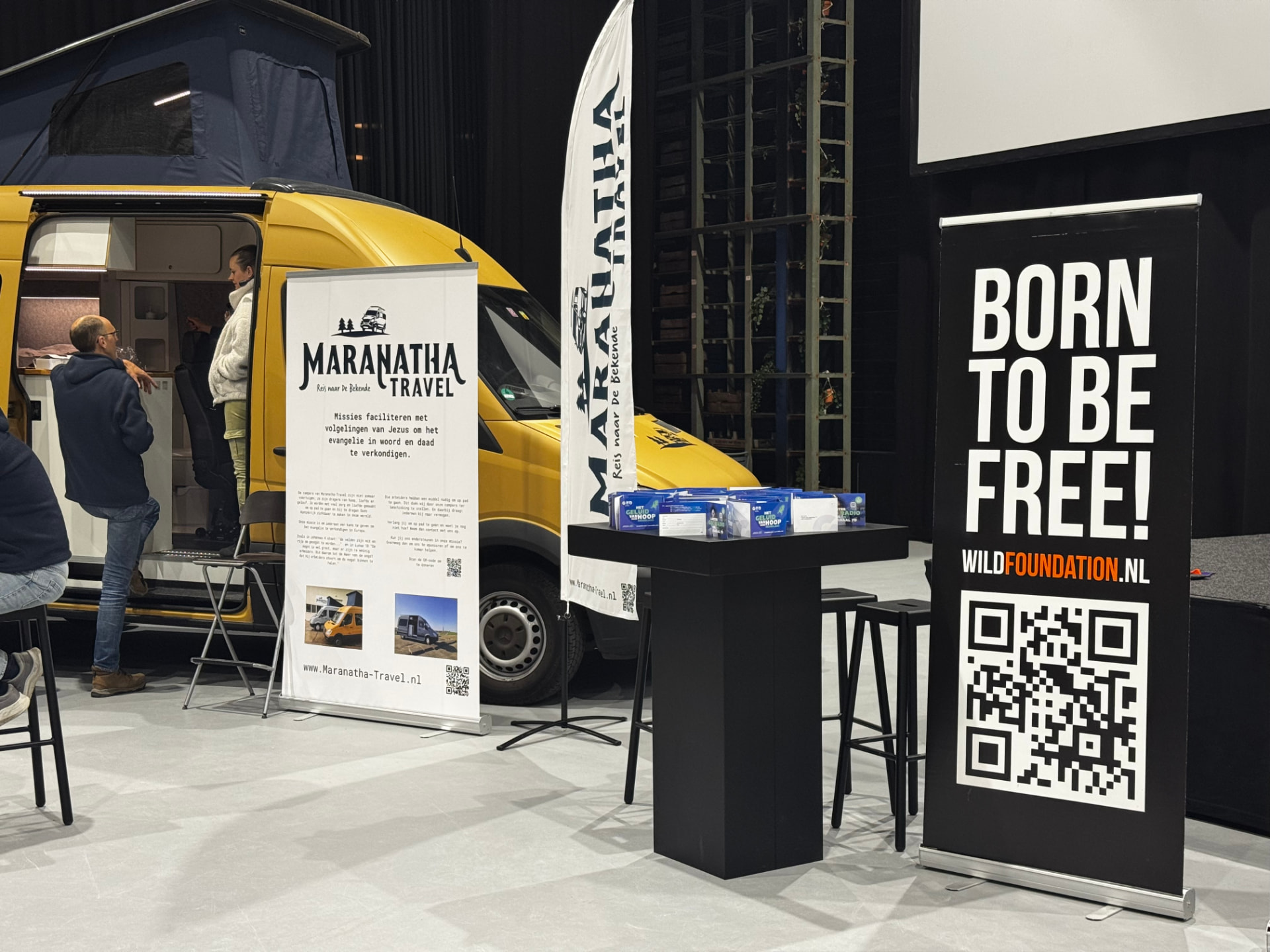 De stand van WILD Foundation naast Maranatha Travel op een beurs