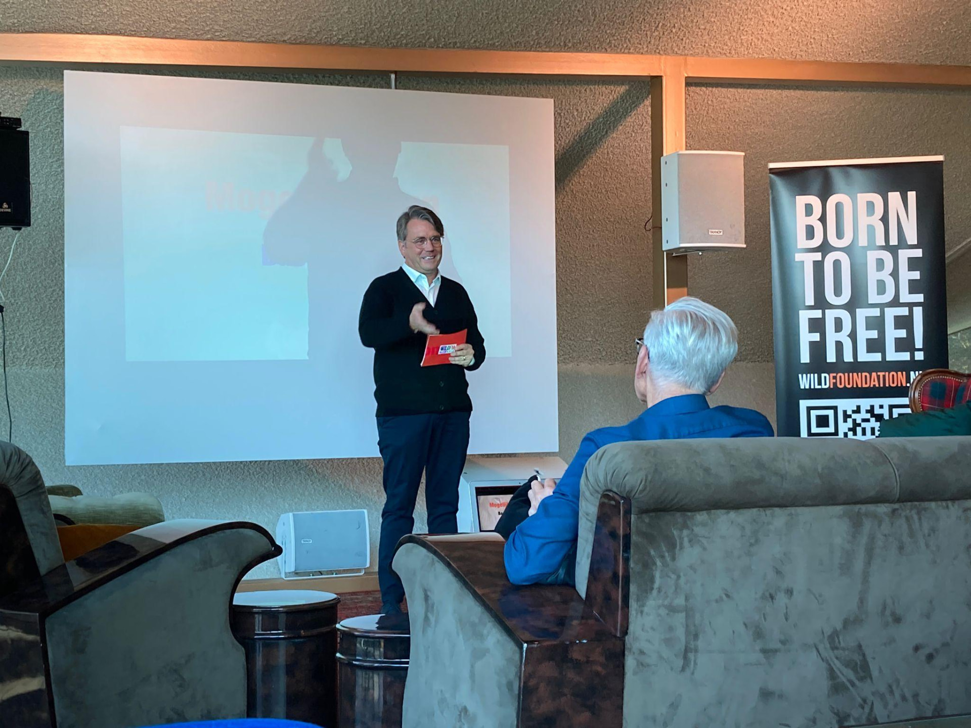 Presentatie met de Born to be Free-banner van WILD Foundation ernaast